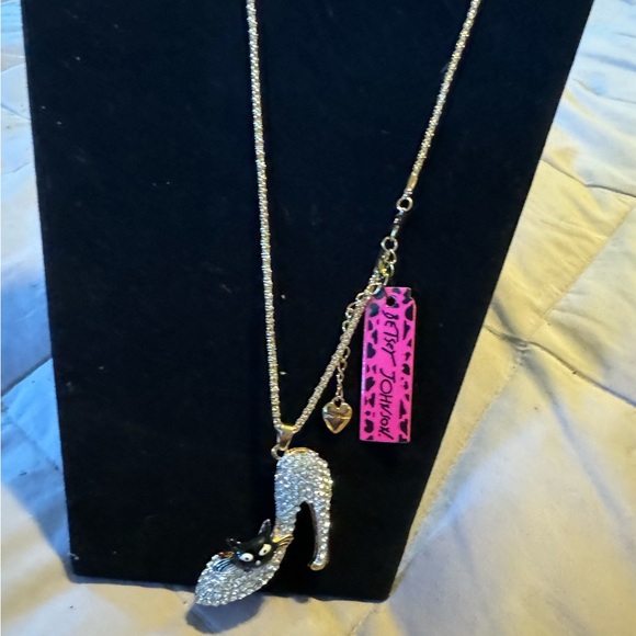Adorable NWT 3D Betsey Johnson necklace. Stiletto with cat. - Picture 5 of 5